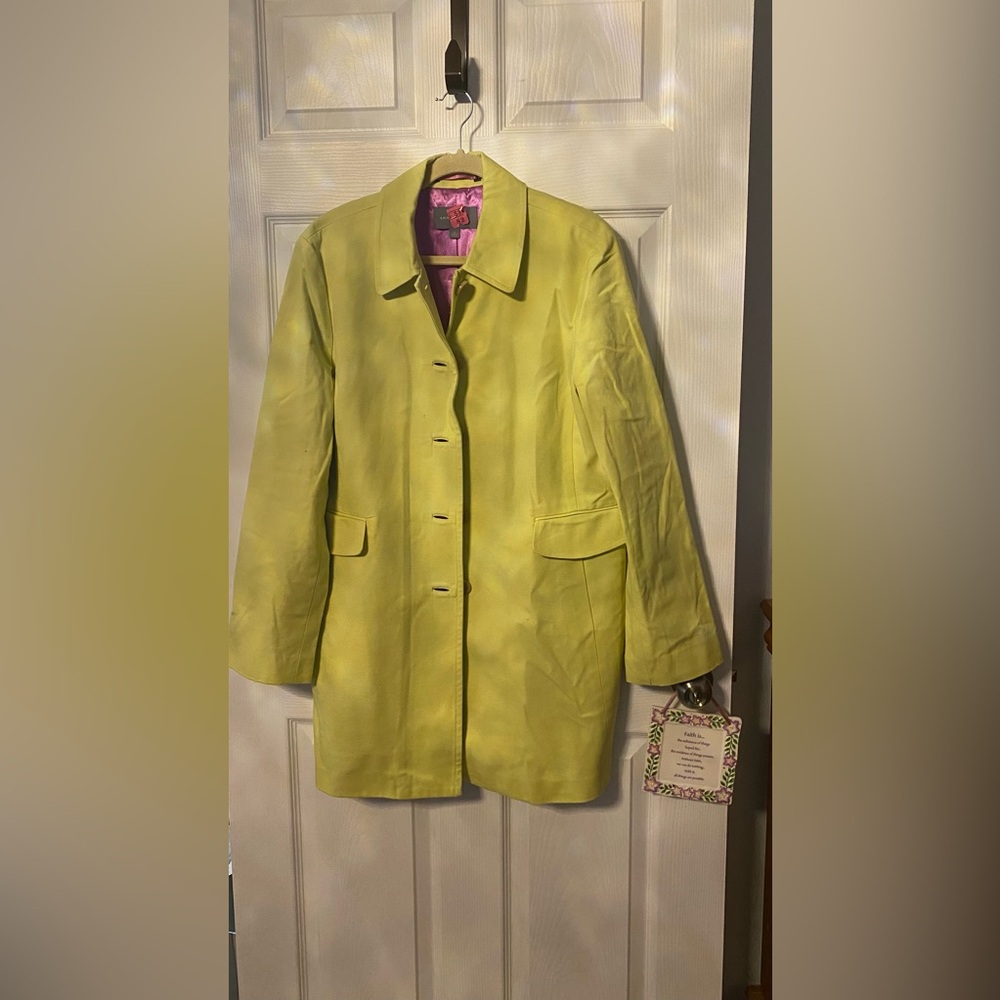Women's Lite Lime Green Coat
Size XL
perfect for Spring/Summer or Fall